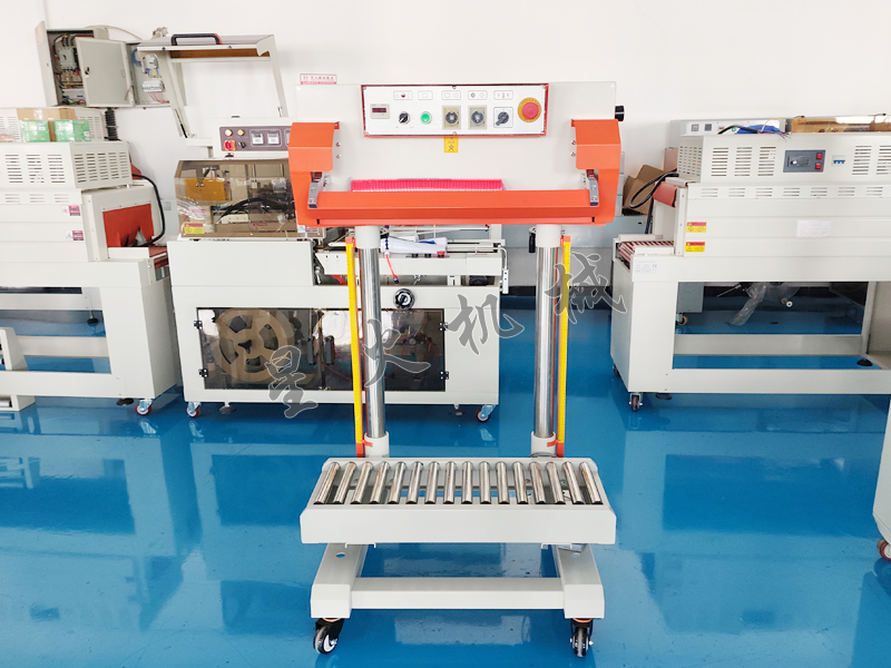 立式連續(xù)封口機(jī)展示